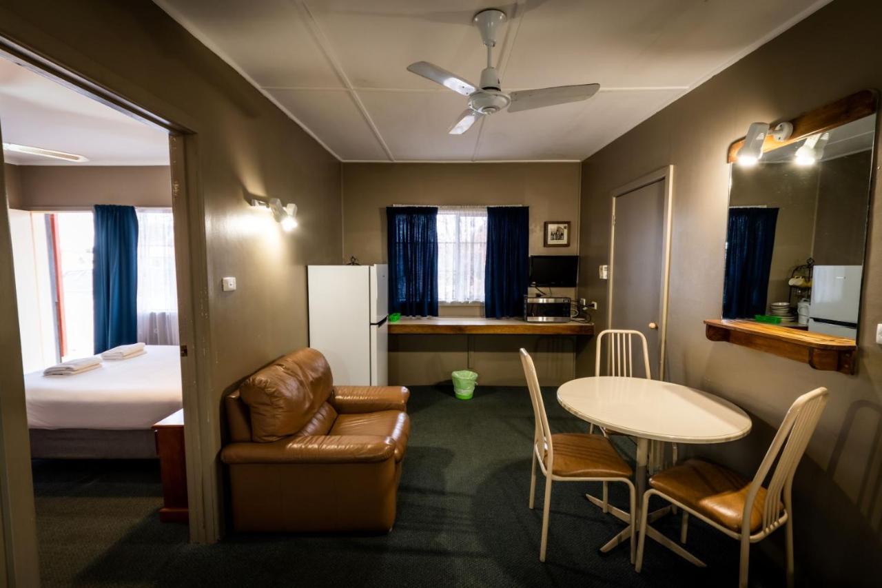 Ardeanal Motel West Wyalong Bagian luar foto