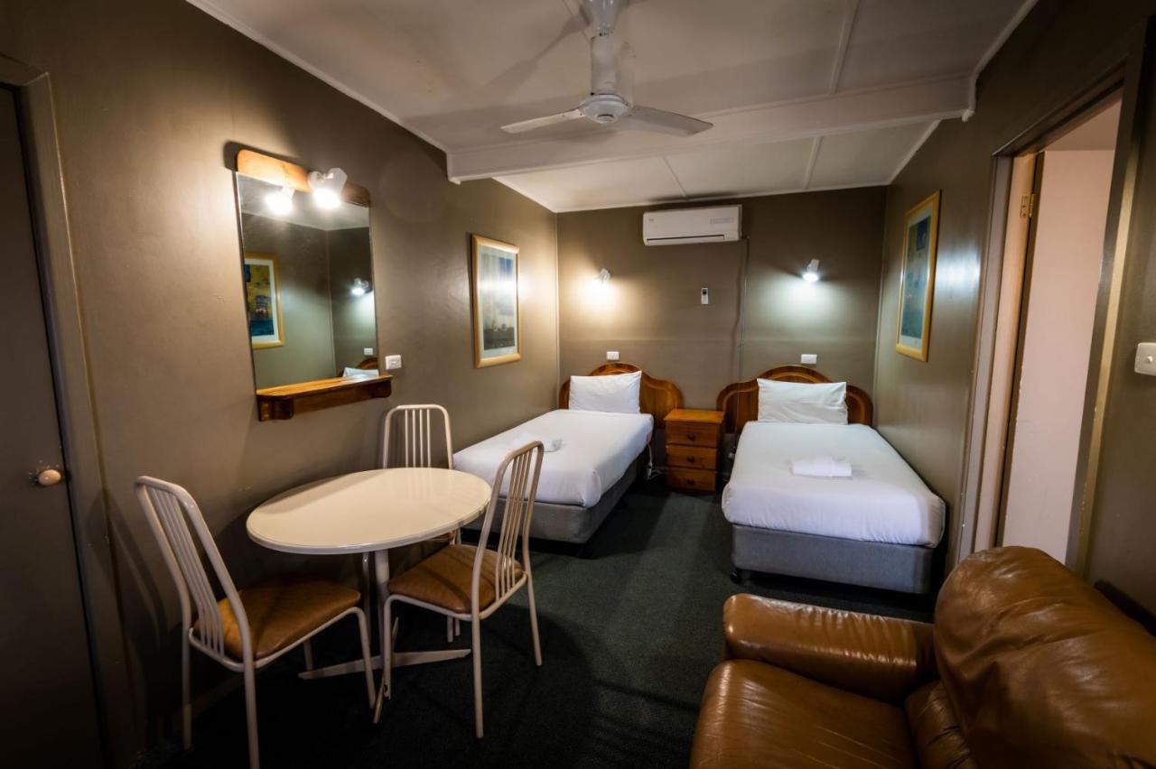 Ardeanal Motel West Wyalong Bagian luar foto