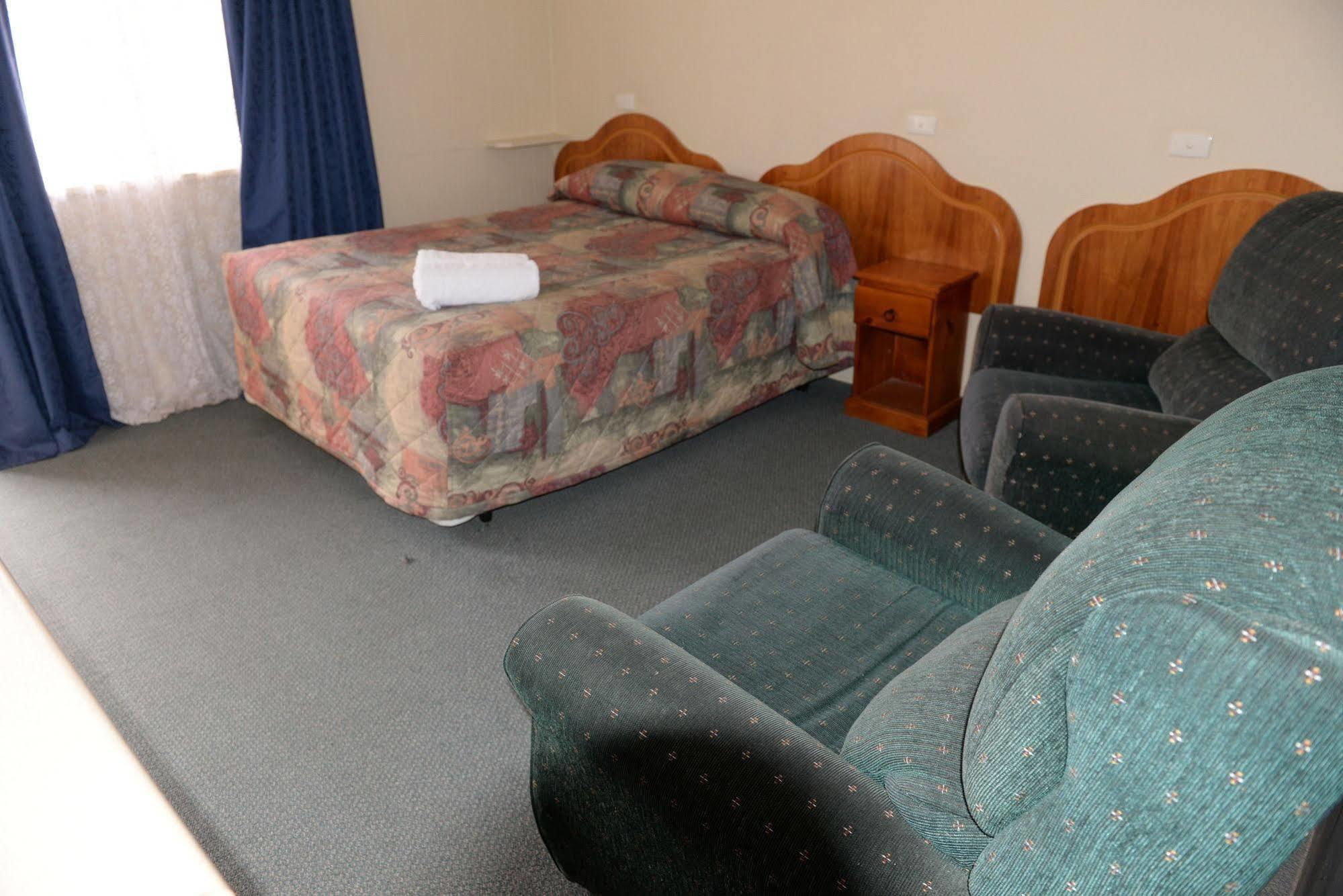 Ardeanal Motel West Wyalong Bagian luar foto