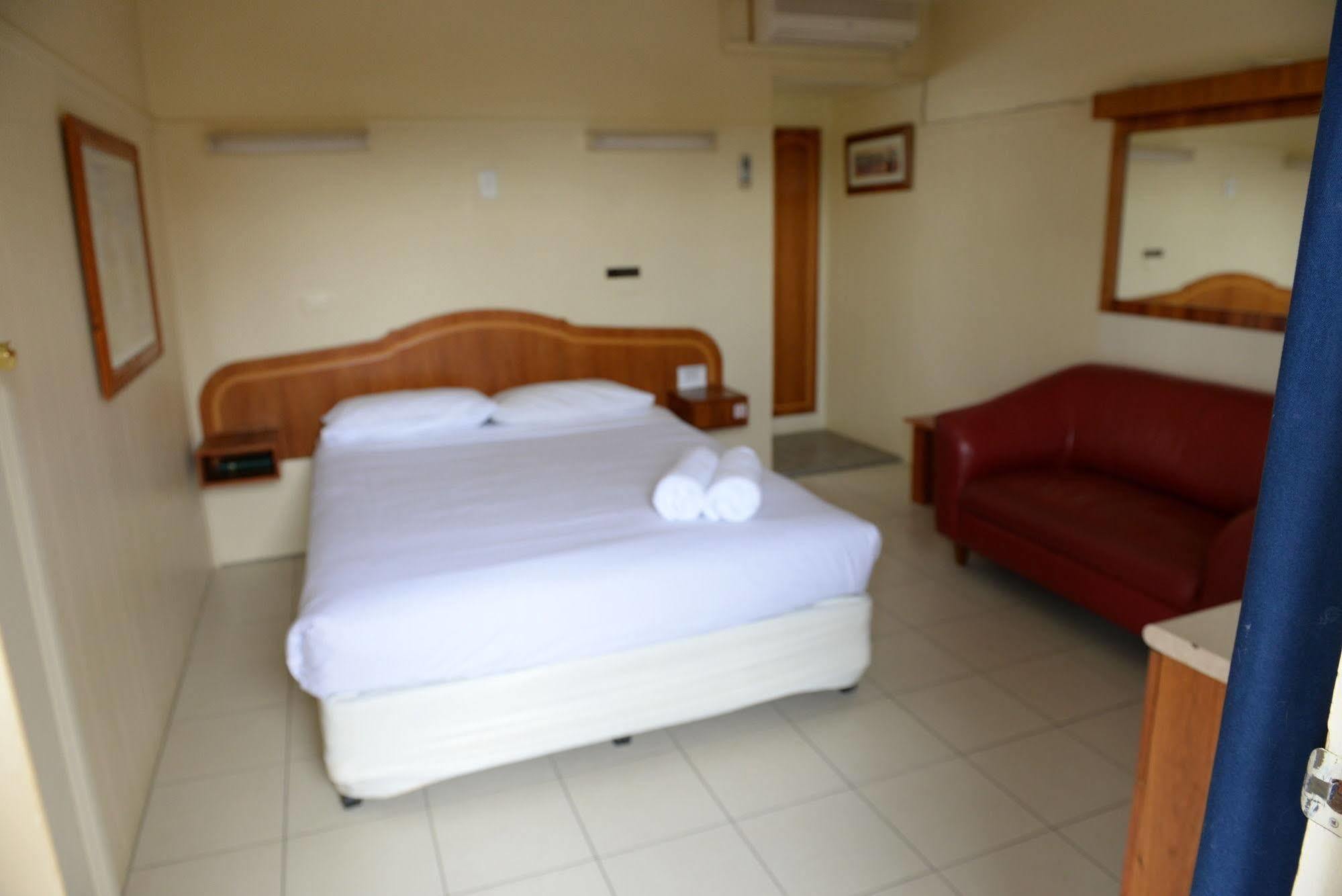 Ardeanal Motel West Wyalong Bagian luar foto